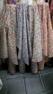 ผ้าเมตร หลา ลายดอกไม้ สีสด ย้อนยุค วินเทจ ลายการ์ตูน ผ้าคอตตอลผสม ถ่ายพร็อพ ฉาก ผ้าปู ปูโต๊ะ หน้ากว้าง 110-115 cm