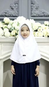 Kerudung Sekolah Serut Pita Biru oleh Intania