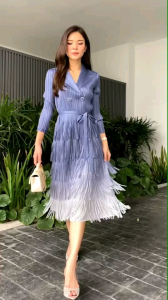 เดรสพลีทแพตเทิร์น แขนยาว 🤗 ความยาวกำลังดี แต่พู่ฟรุ๊งฟริ๊ง ด้วยการ Laser Cut ระบายรอบตัว ถึง 5 ชั้น เริ่ดๆ งดงามมากที่สุด ดีเทลแน่นๆ ด้วยทรงปกสูท แต่งกระดุม ช่วงอก และไล่เฉดสี จากเข้มไปอ่อน ✨✨✨✨✨ แถมสายให้คาดเอว สวยงาม ** งาน Best Quality อัดพลีท