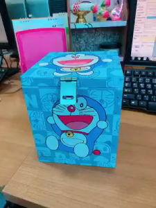 กระปุกออมสินลายการ์ตูน โดเรม่อน 15×15×15 ซม. กุญแจ PVC กันน้ำ รีวิวดี ใช้งานสะดวก ปลอดภัย