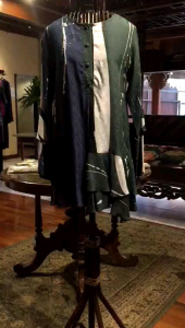 Anya Tunik Viscos by Dian Pelangi LIMITED EDITION Baju Blouse Atasan Kemeja Blus Outfit Batik Casual Formal Kerja Kantor Pesta Pernikahan Kondangan Wanita Hijaber Cantik Anggun Modis Modern Elegan Mewah Model Korea Terbaru Motif Abstrak Kekinian