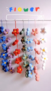 พวงกุญแจดอกไม้  ที่ห้อยกระเป๋า ดอกไม้ไหมพรมคละสี  (ถักแน่นทุกดอกทนทานใช้ได้นานค่ะ)