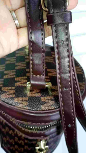 Tas second model sling Fashion ada satu ruang bahan PVC mix sintetis