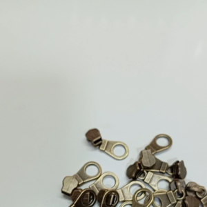 หัวซิปสำหรับ ซิปฟันเหล็ก เบอร์3 สีเหลืองรมดำ งานแข็งแรง วัสดุเกรดดี (แพ็ค12ชิ้น) งานไทยค่ะ