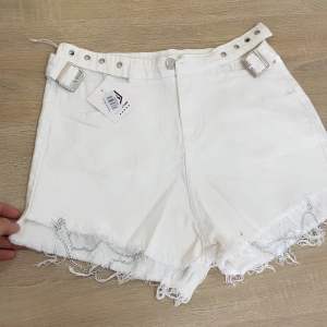 QUẦN SHORT MỚI VỀ-QUẦN CẠP CAO DÂY XÍCH KIỂU HÔNG DÀY DẶN PHONG CÁCH NỮ U888485