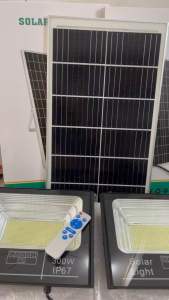 Đèn pha năng lượng mặt trời 100w200w300w cao cấpcó điều khiển từ xavỏ hợp kim nhôm bh 2 năm