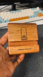 Holder Stand Handphone Kayu Trembesi: Solusi Praktis dan Elegan untuk Anda