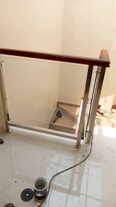 Railing Tangga Stenlis Kacapegangan Kayu: Harga & Deskripsi