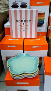 Bộ 4 đĩa hình hoa 5 cánh le creuset cầu vồng 23 cm các màu: Dùng được máy rửa bát lò vi sóng