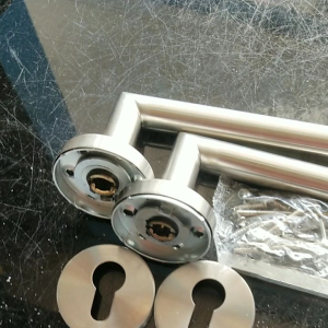 handle pintu terpisah + body kunci set