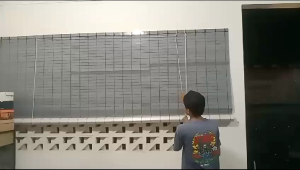 Krey kerai Tirai gulung penahan tampias hujan dan panas