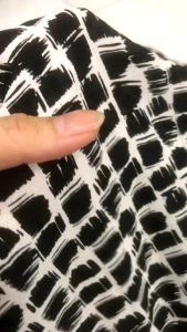 vải voan lụa hàn họa tiết trắng đen_( khổ 1m45) mềm rũ may đầm váy áo kiểu áo sơ mi vv