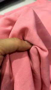 vải cát thái màu hồng dâu mỏng nhẹ ( khổ 1m5)may đầm váy áo kiểu