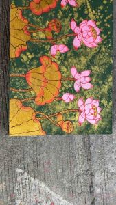 ภาพวาดติดผนัง ขนาดใหญ่ ดอกบัว ดอกไม้ สีทอง บนผืนผ้าใบ ภาพติดผนังใหญ่ ศิลปะบนผนัง ฮวงจุ้ย แต่งบ้าน 128x48x3cm Lotus acrylic painting on green canvas