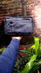 tas keren murah-slingbag waterproof 2in1 pria Cowok terbaru Hitam selempang pria waterproof Tas Multifungsi Stylish & Praktis untuk Sehari-hari- slingbag waterproof 2in1 dengan tali panjang selempang pria waterproof handbag waterproof