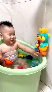 Đồ Chơi Nhà Tắm Vịt Phun Nước Bánh Xe Quay Vòng Đáng Yêu Cho Bé - HOẢ TỐC HCM