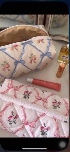 Túi đựng đồ trang điểm hoạ tiết nơ và hoa hồng