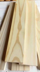 กว้าง 7.5cm.หนา1.2cm.ยาว45cm.เลือกจำนวนที่ตัวเลือก ไม้สนนอก แผ่นไม้สนนอกราคาถูก ไม้สนแผ่น เกรดA ไม้สนใหม่มือ1 รีดเรียบ4ด้าน ไม่มีรอยตะปู อบแห้ง พร้อมใช้มาก