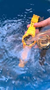 นาฬิกา : Submarine รุ่น: Adventure Ultimationนาฬิกาข้อมือแบบดิจิทัลมีฟังก์ชันจับเวลาและรีเซ็ตมีปุ่มไฟส่องสว่างหน้าปัดแสดงเวลาได้ทั้งแบบดิจิทัลและเข็มกันน้ำได้ที่ความลึก 50 เมตร