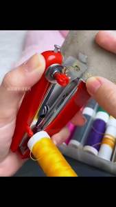 Máy may mini cầm tay kim bấm nhỏ gọn tiện dụng máy quần áo may bao khâu thêu (màu ngẫu nhiên)