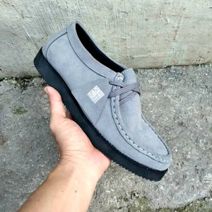 sepatu model clark merk terbuat dari kulit sapi suede Grey