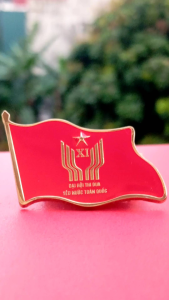 Huy hiệu cờ Việt Nam Thi đua . Huy hiệu cờ đỏ sao vàng Đại hội thi đua yêu nước pin cài áo đại hội XI.