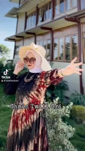 Gamis Twill Bg Collection Motif Himawari: Desain Elegan untuk Acara Formal\\n\\n Apa Itu Gamis Twill Motif Himawari?\\n\\nGamis twill motif himawari adalah pakaian formal yang dirancang dengan bahan twill berkualitas tinggi dan motif bunga matahari yang menawan. Desain elegan ini memadukan kenyamanan dan gaya, menjadikannya pilihan tepat untuk berbagai acara formal.\\n\\n Karakteristik Bahan Twill Nyaman\\n\\nBahan twill digunakan dalam pembuatan gamis ini karena kelebihannya, antara lain:\\n\\n- Sifat tahan lama dan tidak mudah robek\\n- Daya serap keringat yang baik\\n- Lembut dan nyaman saat dipakai\\n\\n Mengapa Motif Himawari?\\n\\nMotif bunga matahari dipilih karena keindahannya dan simbolisme positif yang dimilikinya. Bunga matahari melambangkan harapan, kebahagiaan, dan optimisme, sehingga membuat gamis ini tidak hanya menarik secara visual tetapi juga memiliki makna yang mendalam.\\n\\n Desain Elegan untuk Berbagai Acara Formal\\n\\nGamis twill motif himawari dirancang untuk memenuhi kebutuhan acara formal seperti pernikahan, pesta, atau pertemuan bisnis. Desain elegan ini memadukan unsur modern dan tradisional, menjadikannya pilihan tepat bagi siapa saja yang mencari gamis yang fashionable dan nyaman.\\n\\n Memilih Gamis Twill Bg Collection\\n\\nUntuk mendapatkan gamis twill motif himawari yang sempurna, berikut adalah beberapa tips yang dapat Anda ikuti:\\n\\n Tips Memilih Ukuran yang Tepat\\n\\nPilih ukuran yang sesuai dengan tubuh Anda untuk memastikan kenyamanan dan penampilan yang sempurna. Jika ragu, pilih ukuran yang lebih besar.\\n\\n Padu Padan Warna dengan Gamis Bg Collection\\n\\nPilih warna yang sesuai dengan acara dan gaya Anda. Anda dapat mencoba padu padan warna-warna netral seperti hitam, putih, atau abu-abu untuk kesan elegan, atau pilih warna-warna cerah untuk kesan berani.\\n\\n Perawatan dan Penyimpanan Gamis Twill\\n\\nUntuk menjaga kualitas gamis twill motif himawari, ikuti petunjuk perawatan berikut:\\n\\n- Cuci dengan tangan atau mesin cuci dengan suhu rendah\\n- Jemur di tempat teduh dan hindari sinar matahari langsung\\n- Simpan dalam lemari dengan hanger atau lipat rapi\\n\\n Memaksimalkan Penampilan dengan Gamis Twill Motif Himawari\\n\\nUntuk memaksimalkan penampilan Anda dengan gamis twill motif himawari, pertimbangkan beberapa hal berikut:\\n\\n Aksesori yang Cocok dengan Gamis Bg Collection\\n\\nPilih aksesori yang sesuai dengan gaya Anda dan acara yang akan Anda hadiri. Anda dapat mencoba perhiasan sederhana seperti gelang atau kalung, atau tambahkan topi untuk kesan berani.\\n\\n Gaya Rambut dan Makeup yang Sesuai\\n\\nGaya rambut dan makeup yang tepat dapat meningkatkan penampilan Anda. Untuk kesan elegan, coba gaya rambut yang rapi dan makeup yang natural.\\n\\n Tips Menyimpan dan Merawat Gamis Twill\\n\\nIkuti petunjuk perawatan yang telah disebutkan sebelumnya untuk menjaga kualitas gamis twill motif himawari Anda.\\n\\nDengan memilih gamis twill motif himawari dari Bg Collection, Anda dapat tampil elegan dan nyaman dalam berbagai acara formal. Jangan ragu untuk mencoba dan temukan gamis yang sempurna untuk Anda!\n}