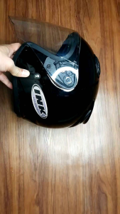 Helm Ink Model Centro Hitam Metalik: Pilihan Helm Berkualitas & Stylish