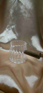 แก้วตวงกาแฟ เหยือกแก้ว ขนาด 180 ml#ของมันต้องมี สำหรับคนรักกาแฟทุกสาย 🖤  #เยือกตวงกาแฟ #อุปกรณ์กาแฟ #กาแฟดริป #แก้วตวงสวยๆ #บ้านสายกาแฟ #ของแต่งบ้านสไตล์คาเฟ่