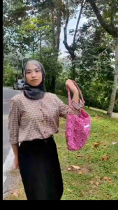 Beg Kait Tangan Buatan Tangan - Warna Krim Karamel | Tali Bunga & Renda | Bergaya & Eksklusif //Handmade Crochet Bag - Cream Caramel Flower Strap Tote | Elegant Shoulder Bag with Tassel | Premium Handcrafted Woven