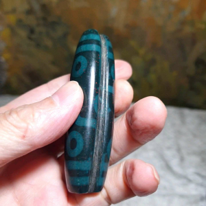 Rare large size aged Tibetan Xang Xung (Zhang Zhung) 9 Eyes "Shuang Leng Hu Fa" (2-Edge Guardian) Dzi blue hue with a lot of red spots (with certificate) [Natural Crystal] 罕有大号西藏老矿象雄滿朱砂蓝沁九眼双棱护法天珠(带证书)