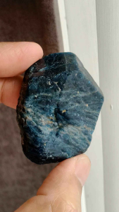 💙 บลูอพาไทต์ ก้อนดิบ เนื้อสีน้ำเงินเข้มๆ แบบธรรมชาติ ขนาด 80 กรัม ( Blue Apatite )