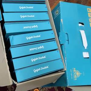 Kain pelikat sarong menara kuala lumpur ( 10 helai ) sekotak