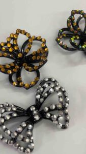 ตัวแต่งรูปดอกไม้ติดพลอยขนาด5.3cmสามารถทำติดเข็มกลัดติดเสื้อผ้่กระเป๋ารองเท้่(แพ๊คละ3ชิ้น)🇹🇭สินค้าพร้อมส่ง🇹🇭