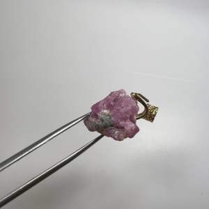 28000-TINH THỂ RUBY HỒNG ( THIÊN NHIÊN ) KHÔNG XỬ LÝ MÓC MỸ KÝ.