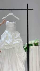 Váy cưới ngắn cúp đuôi dài xếp tầng