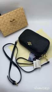 กระเป๋าสะพายข้าง มีสายคล้องมือได้ใส่ยาวสามารถปรับฟันปรับยาวได้สีดำล้วนหนังนิ่มงานสวยมาก รุ่นสองซิปสองช่องใช้งานมีพร้อมกล่อง