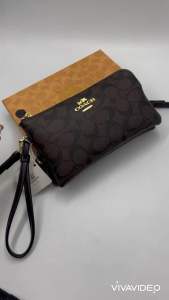 กระเป๋าคล้องมือ มีสายสะพายข้างสามารถปรับได้รุ่นสองซิปสองช่อง ขนาด 8 นิ้วสามารถใส่โทรศัพท์ได้ด้วยมีพร้อมส่