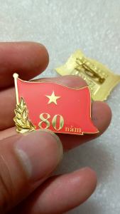 Huy hiệu cờ Việt Nam 80 năm. Huy hiệu cờ đỏ sao vàng huy hiệu A80 pin cài áo kỷ niệm 2/9