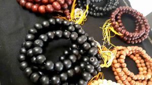 ลูกประคำไม้108เม็ดเหมาะกับฝึกนับสมาธิหรือใช้ในกิจกรรมตกแต่งการแสดงศาสนา