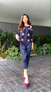 ชุดเซตผ้าอัดพลีทเนื้อดี แบบงาน Brand 😍 ว้าวววว 👏🏻👏🏻 เสื้อแพตเทิร์น คอกลม แขนยาว แต่งกระดุมเรียงยาว สีเดียวกับตัวชุด 🟤⚪️⚫️ ตัดต่อผ้าลายจุด เริ่ดเลอ Perfect คัตติ้งเตี๊ยบสุดปัง กางเกงเอวสมอค อัดพลีส ทรงตรง ขาเดฟ สวย หรู ดูดี ใส่ชิวๆ วันสบา