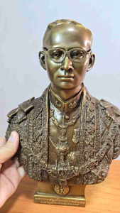 พระบรมรูปหล่อในหลวงรัชกาลที่9 ทรงชุดครุยเต็มยศ