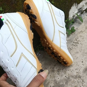 sepatu futsal mini soccer calcio white gold outsol sudah di jahit keliling