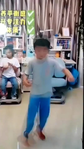 Bóng nhảy chân phát sáng bóng đèn flash nhảy bóng thể dục ném bóng đèn mẫu giáo tích hợp giác quantâng chiêu cao chobé