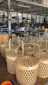 ตะกร้าทรง ปิ่นโต สินค้าภูมิปัญญาชาวบ้าน ทำจากไม้ไผ่ เนื้อสีขาวนวล ใช้ สำหรับ ใส่ชุดสังฆทาน ใส่ชุดของชำร่วย ใส่ชุดของฝากใส่ชุดของที่ระลึก ทำจากไม้ไผ่สาน 100 % สีธรรมชาติ ทาชะแล็ก เคลือบเงา กันราอย่างดี