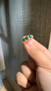 พลอยสามเม็ดสีเขียว ตัวแหวนทำจากทองเหลืองแท้