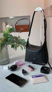 WOVE กระเป๋าสะพายข้าง ทรงโฮโบ Plumpy Hobo Bag กระเป๋าสะพายข้าง ทรงโฮโบ