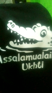 Baju Distro Kaos Sablon Gambar Tulisan ASALAMUALAIKUM UKHTY Katun Combed 30s Lengan Pendek Hitam Ukuran S M L XL XXL