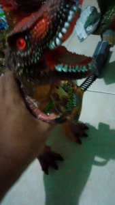 Dinosaurus mainan bisa bunyi
