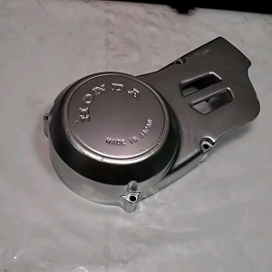 HONDA XL100SB XL100SD GENUINE JAPAN HONDA FACTORY CRANKCASE SIDE COVER  *(LEFT SIDE/ FLYWHEEL MAGNETO SIDE)  *(SLIGHTLY REPAINTED FOR RUST RETARDING)  *(NOS - NEW OLD STOCK)  *(PART #113141-KA8-000) *(G-EUSC/EB)  *(-CRATE- K)